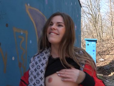 Dívka v českém pornu se nechá svést autem a ojet u lesa