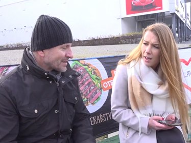 Alexis Crystal se v Fucking Street oddává sexu za peníze