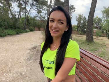 Zuzu Sweet z českého porna si užije v parku